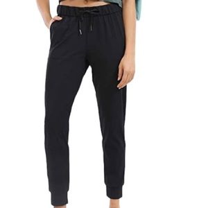 CRZYoga jogging pants. 2 front pockets 2 back pockets Draw string tapered size M